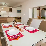 بيت للعطل House Rosalia With Seaview And Swimming Pool *
